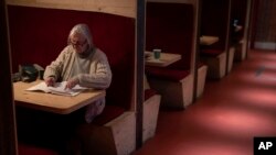 La artista Wendy Freeman escribe un poema en el teatro Other Place, en Stratford-upon-Avon, Warwickshire, el lugar de nacimiento de Shakespeare. Foto tomada en Warwickshire, Inglaterra, el 28 de febrero de 2023.