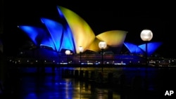 La icónica Ópera de Sídney iluminada de los colores de la bandera de Ucrania en apoyo al pueblo y el gobierno ucraniano tras la invasión de Rusia el 28 de febrero de 2022.