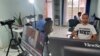 Periodistas del medio Nicaragua Actual, exiliados en Costa Rica, preparan una jornada noticiosa en una plataforma creada para informar a nicaragüenses dentro y fuera del país; también verifican contenidos maliciosos y falsos difundidos en su patria. [Foto: Tomás Guevara, VOA]