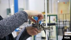 Docente de la UNSL finaliza su trabajo en un laboratorio de la institución. Foto: Lisandro Concatti
