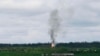 El fuego y el humo se elevan después de un bombardeo de artillería cerca de Bájmut, una ciudad del este donde se han librado feroces batallas entre las fuerzas ucranianas y rusas, en la región de Donetsk, Ucrania, el sábado 29 de abril de 2023. (Foto AP/Libkos)