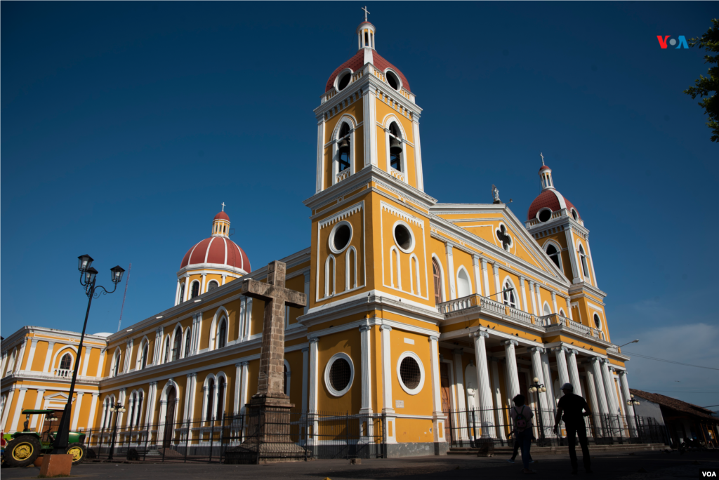 La Catedral de Granada es uno de los edificios más prominentes de la ciudad. Está ubicada en la parte este del Parque Central en Granada (Parque Colón) y fue construida en el siglo XVI 