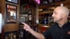 El responsable del bar "Café Prima Pasta" en Miami Beach, Florida, enseña una de las fotografías expuestas en el negocio durante una visita de Leo Messi.