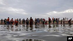ယီမင်နိုင်ငံနယ်စပ်ကို ဖြတ်ကျော်ဝင်ရောက်လာကြတဲ့ အီသီယိုပီးယား ရွှေ့ပြောင်းသူများ။ (ဇူလိုင် ၂၆၊ ၂၀၁၉)