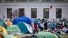 Un manifestante estudiantil vuela una cometa dentro del campamento de protesta en el campus de la Universidad de Columbia, el 29 de abril de 2024, en Nueva York.