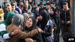 Las mujeres reaccionan después de la destrucción de su casa en un ataque aéreo israelí nocturno en Rafah, en el sur de la Franja de Gaza, el 3 de marzo de 2024.