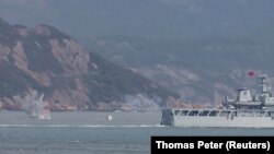 Un buque de guerra chino dispara a un objetivo durante un simulacro militar cerca de Fuzhou, provincia de Fujian, cerca de las islas Matsu controladas por Taiwán que están cerca de la costa china, China, 8 de abril de 2023.