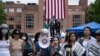 La gente habla con la prensa mientras se reúne en un campamento para apoyar al pueblo de Palestina durante una protesta en la Universidad George Washington, el 6 de mayo de 2024, en Washington.