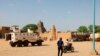 Un véhicules de l'ONU patrouille les rues de Tombouctou.