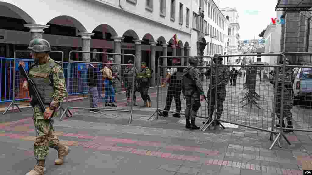 Fuerzas Armadas impiden el paso en los alrededores del Palacio Presidencial.