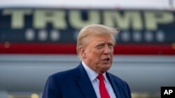 El expresidente Donald Trump habla con los periodistas antes de partir del Aeropuerto Internacional Hartsfield-Jackson de Atlanta, el 24 de agosto de 2023, en Atlanta.