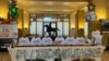 Una mesa de cumpleaños con puestos vacíos recuerda a los cientos de presos políticos ausentes de sus hogares en América Latina y el Caribe, el 21 de mayo en Washington, EEUU. 
