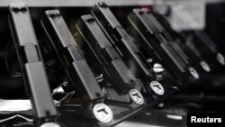 ARCHIVO: Pistolas semiautomáticas Glock a la venta en Firearms Unknown, una tienda de armas en Oceanside, California, EEUU, 12 de abril de 2021. REUTERS/Bing Guan/Foto de archivo