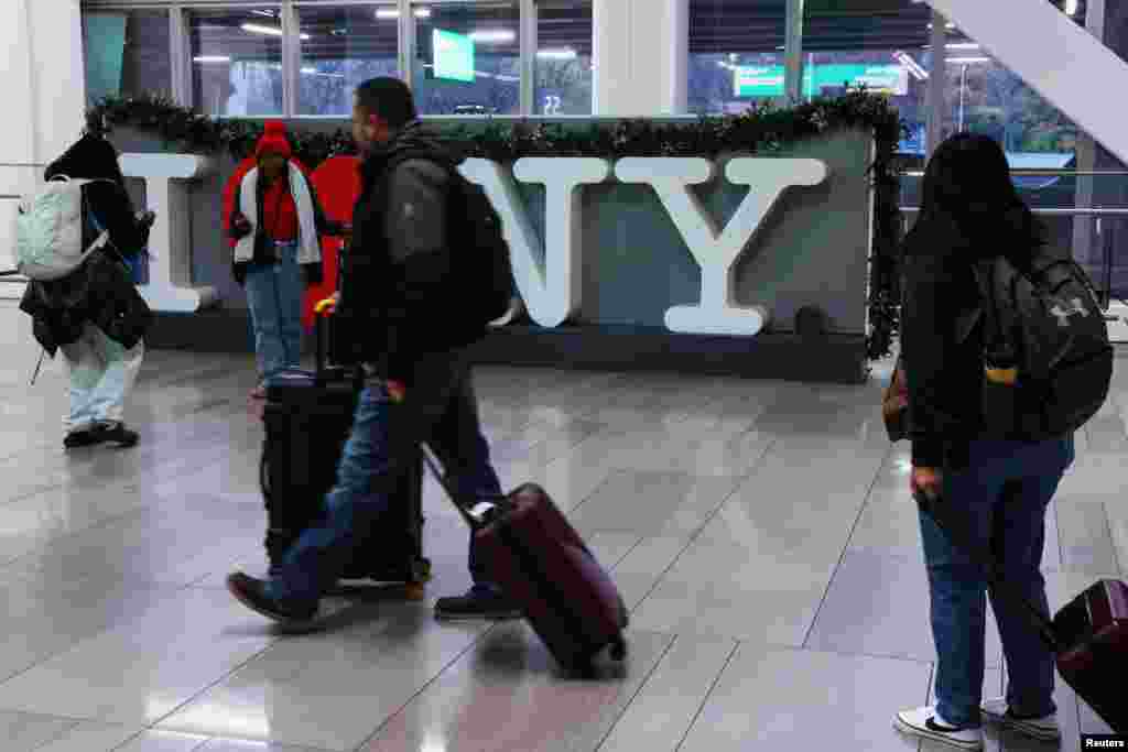 Muchos viajeros madrugaron y desde temprano llenaron aeropuertos y terminales, haciendo largas filas para registro y equipaje.&nbsp;