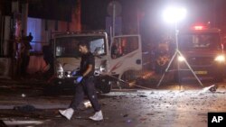 以色列警察在特拉维夫爆炸事件现场工作。(2024年8月18日)