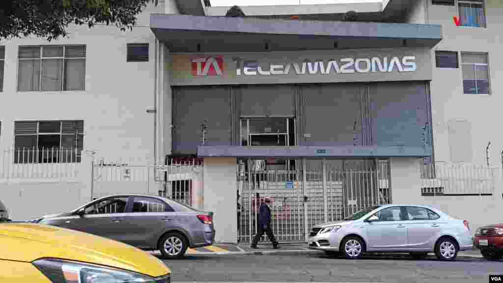 Así se encuentra el ambiente a los exteriores de la televisora Teleamazonas en Quito. 