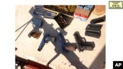 ARCHIVO: En esta foto sin fecha suministrada por la Oficina del Fiscal de EEUU para el Distrito Occidental de Nueva York, se muestran armas y municiones confiscadas por las autoridades al cartel de Sinaloa.