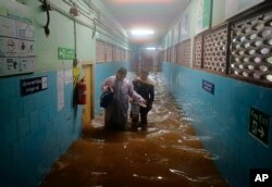 สภาพภายในโรงพยาบาลแห่งหนึ่ง ในเมืองเจนไน ประเทศอินเดีย ที่ถูกน้ำท่วมหนัก เมื่อวันที่ 4 ธ.ค. 2566