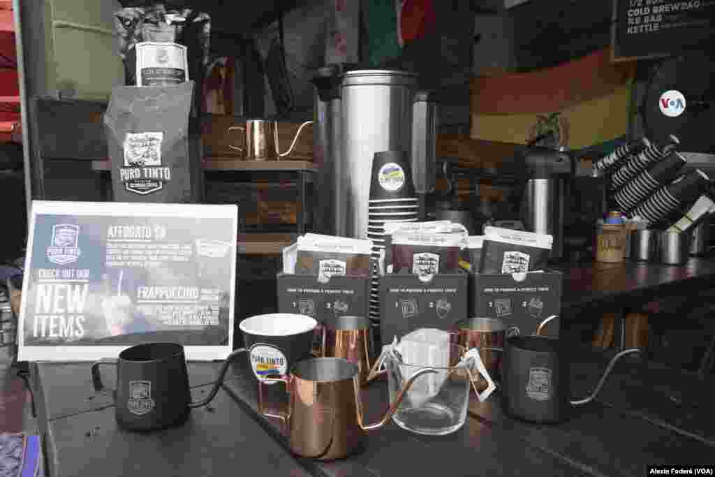 Exhibición de productos en Café Puro tinto, ubicado en el&nbsp;Yellow Green Farmers Market en Hollywood, Florida, el 10 de junio de 2023.