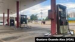 Una estación de servicio del norte de Maracaibo, Venezuela, permanece cerrada la tarde del jueves 1 de junio de 2023 por falta de gasolina.