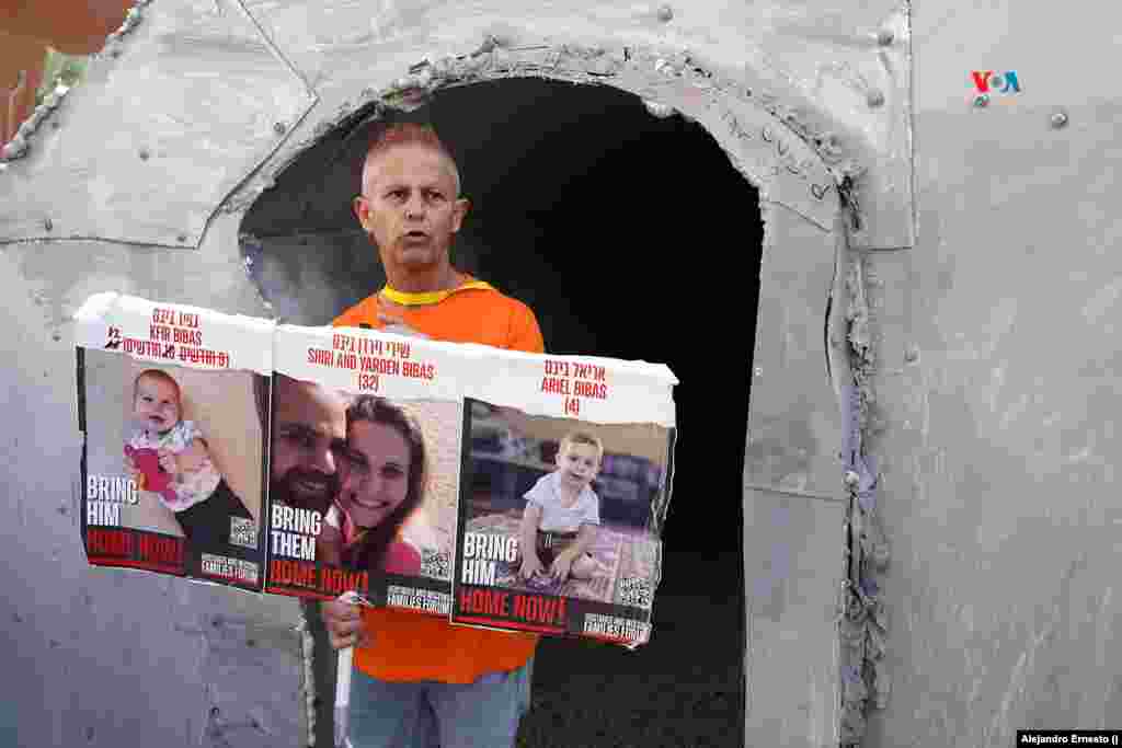 Yair Keshel, muestra fotos de su sobrina Yarden Bibas y sus hijos que aún permanecen secuestrados por Hamás en Gaza. 