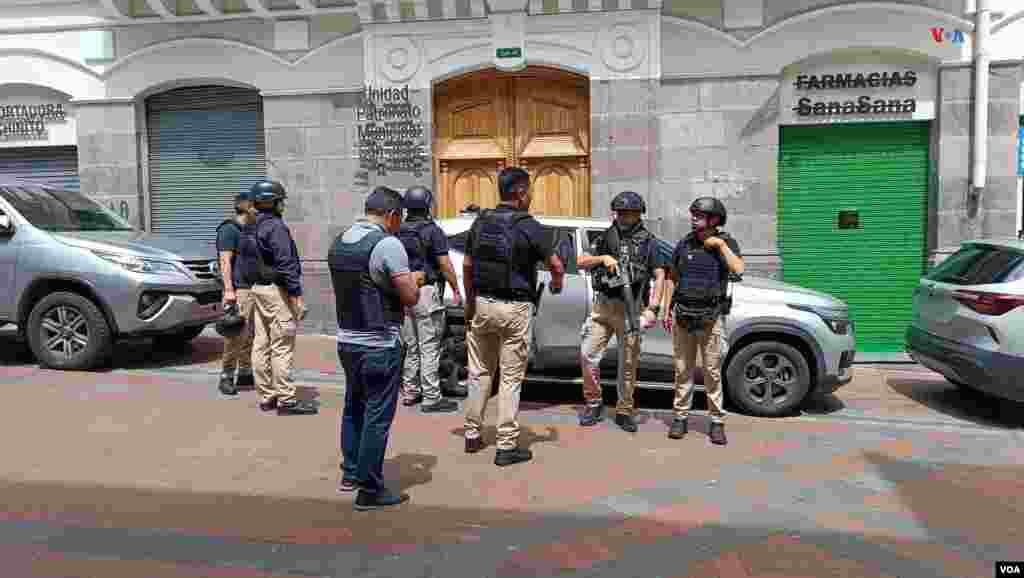 Grupo especial de la Policía Nacional se alista para patrullar los alrededores del Palacio Presidencial.