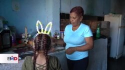Dormir en el piso y dejar de comer: los sacrificios de las madres con niños hospitalizados en Venezuela