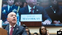 El secretario del Departamento de Seguridad Nacional, Alejandro Mayorkas, testifica ante la audiencia del Comité Judicial de la Cámara de Representantes sobre la supervisión a su entidad, en el Capitolio de Washington, el 26 de julio de 2023.