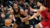 Evan Mobley (4) de Cleveland dribble Skylar Mays (5) de Portland, USA , le 15 novembre 2023. 