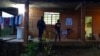 ARCHIVO - En esta fotografía publicada por la Policía Civil brasileña, agentes en el porche de una casa donde fue rescatada la madre del futbolista brasileño Taison, en Brasil, el 16 de julio de 2018.