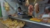 Comerciantes de la industria avícola advierten que han bajado las ventas y por ende las ganancias. Imagen de un mercado en el distrito de Lince, Lima, Perú. [Foto: Rodrigo Chillitupa, VOA].