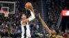Victor Wembanyama (1) des San Antonio Spurs effectue un tir face à Moses Moody (4) de Golden State, USA, le 24 novembre 2023.