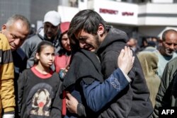 La gente está de luto tras un incidente temprano en la mañana cuando los residentes corrieron hacia los camiones de ayuda en la ciudad de Gaza, el 29 de febrero de 2024.