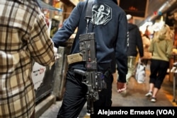 Las armas de fuego de grueso calibre pueden verse en todos lados y a todas horas en las calles de Jerusalén, y no se reportan víctimas de disparos accidentales.