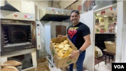 Gonzalo Montenegro, dueño de la panadería chilena Superpan, tuvo que dejar de usar la camiseta de Superman, por lo que preparó su propio diseño.