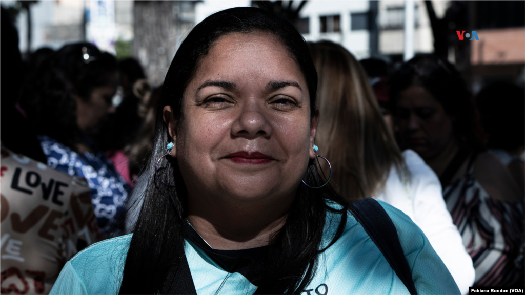 Nelly Medina tiene 10 años como educadora. Para esta fecha reitera que su pedido es que les regresen todos los beneficios laborales que tenían años atrás, también pide un aumento de sueldo. &ldquo;Sigo aquí porque estudié para eso y es lo que me gusta, es lo que amo, amo mi profesión y no quiero dejar a mis estudiantes con una persona que no esté preparada porque yo sí estudié&rdquo;.