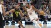 Kevin Durant de Phoenix (35) poursuivi par Talen Horton-Tucker (5) du Jazz, USA, le 19 novembre 2023.