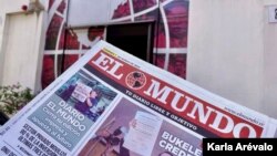 Última edición de Diario El Mundo, El Salvador, 1 de marzo. Fotografía VOA.