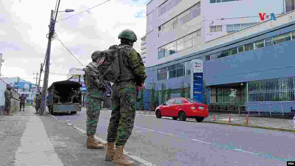 Un camión lleno de militares custodia el sitio. Algunos trabajadores acudieron por turnos a la oficina, otros hicieron teletrabajo.