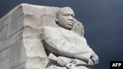 La escultura "Piedra de la Esperanza" en el Monumento a Martin Luther King, Jr. un día antes del Día de Martin Luther King Jr. en Washington, D.C. el 14 de enero de 2024. La festividad celebra el nacimiento del ícono de los derechos civiles. (Foto por Mandel NGAN / AFP)