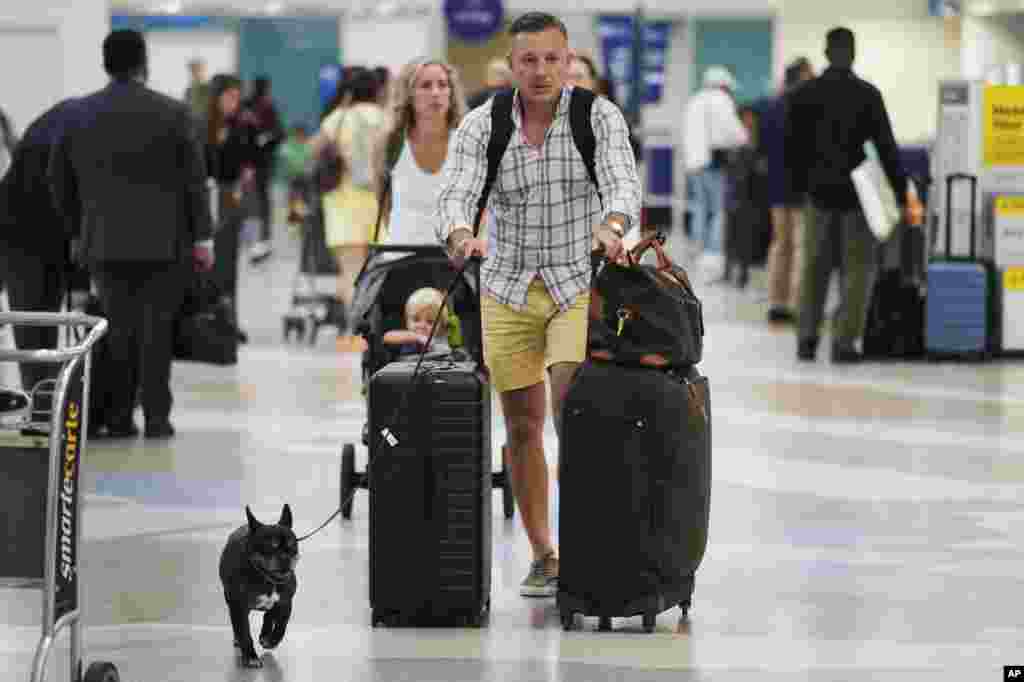 En el aeropuerto de Fort Lauderdale, Florida, el movimiento de personas también es alto. Se espera que millones de personas lleguen a los aeropuertos y, también, llenen las autopistas.&nbsp;