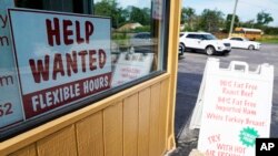 ARCHIVO - Se muestra un cartel de "Se busca ayuda" en Deerfield, Illinois, el 21 de septiembre de 2022.