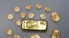 El oro sube gracias a la caída del dólar, operadores están atentos a señales económicas