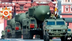 Foto de archivo de misiles balísticos rusos RS-24 Yars en la Plaza Roja durante un desfile militar (Foto AP/Alexander Zemlianichenko, archivo)