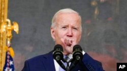 El presidente Joe Biden tose mientras habla sobre "La Ley de Reducción de la Inflación de 2022" en el Comedor Estatal de la Casa Blanca en Washington, el jueves 28 de julio de 2022. Biden dio positivo por COVID-19 nuevamente el sábado 30 de julio de 2022.