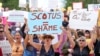 Manifestación de activistas por el derecho al aborto en el Capitolio de Indiana tras la decisión de la Corte Suprema de revocar Roe v. Wade, el sábado 25 de junio de 2022 en Indianápolis, EEUU.