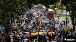 Docentes, trabajadores de la salud, jubilados y empleados públicos marchan en protesta contra el gobierno del presidente de Venezuela, Nicolás Maduro, en Caracas, Venezuela, el 11 de agosto de 2022.