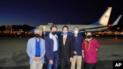 Una delegación de legisladores estadounidenses posa para una foto después de llegar al aeropuerto de Songshan en Taipei, Taiwán, el domingo 14 de agosto de 2022. (Ministerio de Asuntos Exteriores de Taiwán vía AP)