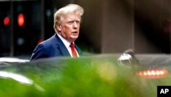 资料照片：2022年8月10日，纽约，前总统唐纳德·特朗普离开特朗普大厦，前往纽约总检察长办公室为一项民事调查作证。
