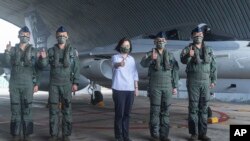 En esta foto publicada por el Ministerio de Defensa Nacional de Taiwán, se informa a la presidenta de Taiwán, Tsai Ing-wen, durante una visita a una estación naval en Penghu, un archipiélago frente a la costa occidental de Taiwán, el 30 de agosto de 2022.
